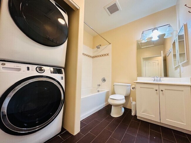 Building Photo - 3 Bedroom, 2 Bathroom Attached Home (Ka Ma...