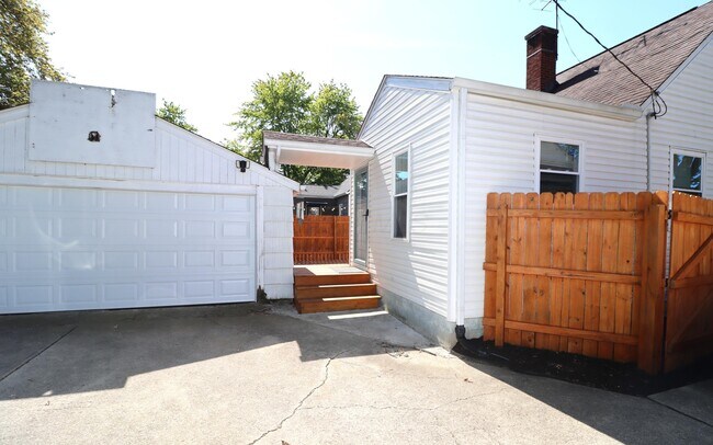 Building Photo - 3130 Reis Ave