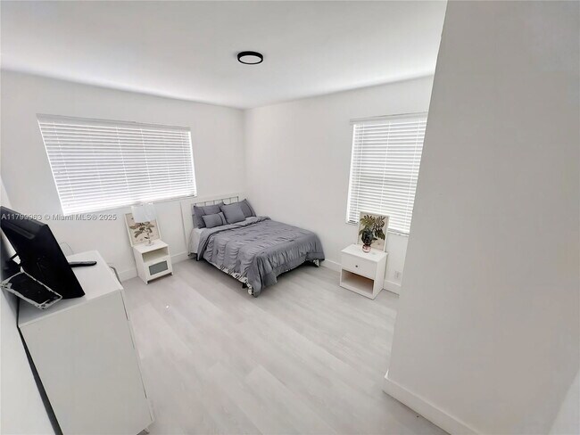 Building Photo - 3361 NW 5th Pl