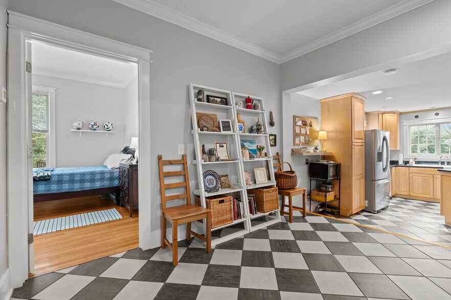 Building Photo - 2050 Midland Rd