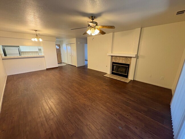 Building Photo - NW Condo Near Shopping Center Available Now!