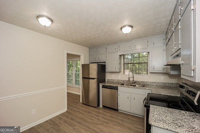 Building Photo - 140 Hunt Ridge Dr