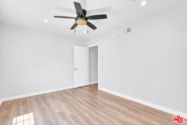 Building Photo - 119 E Beach Ave