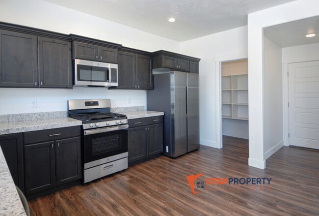 Building Photo - 7042 N Brook Ridge