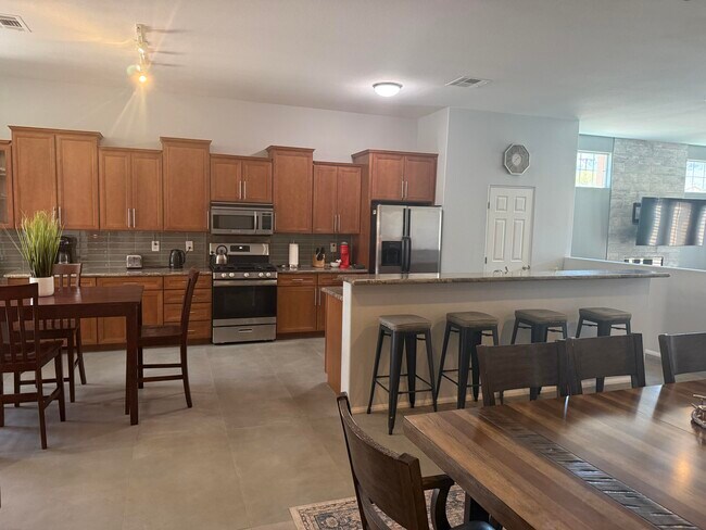 Building Photo - 54610 Avenida Alvarado