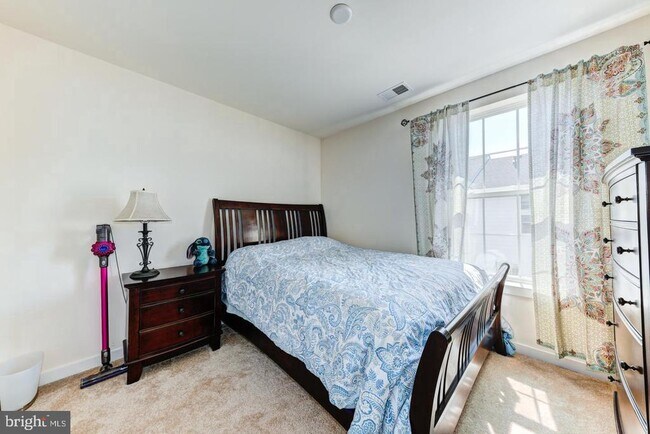 Building Photo - 10 Manchester Dr