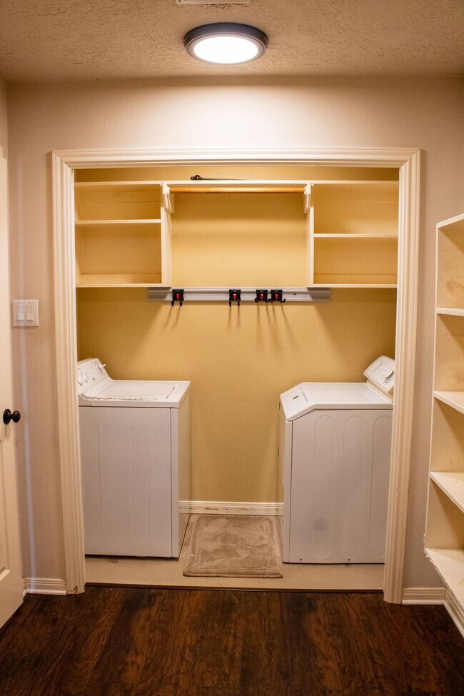 Building Photo - 9550 Thousand Oaks Loop