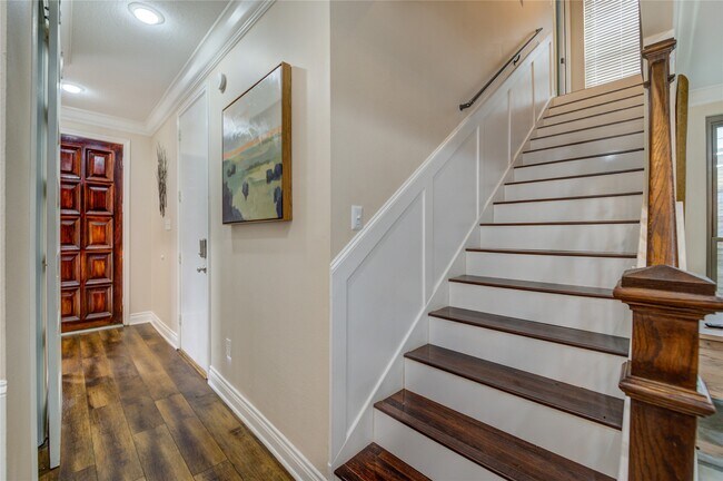 Building Photo - 2527 Potomac Dr