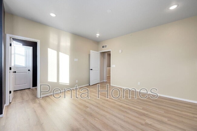 Building Photo - 563 Vicot Wy