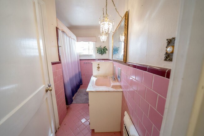 Building Photo - 2218 Chapman St