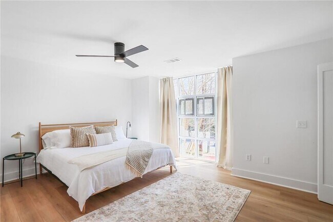 Building Photo - 1210 Cleburne Ave NE