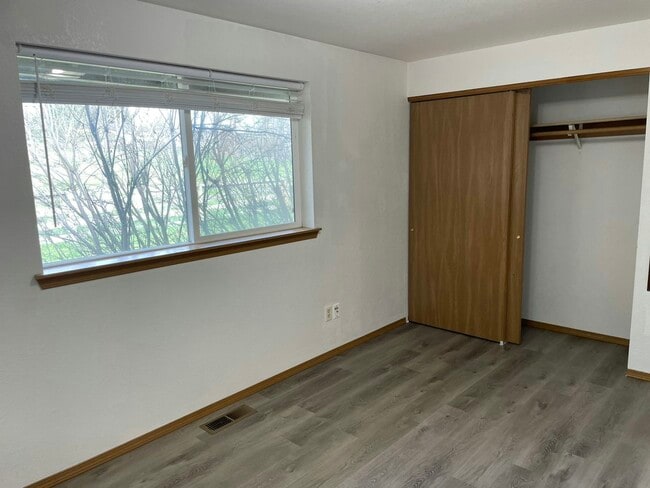 Building Photo - 4801 Hillcrest Dr