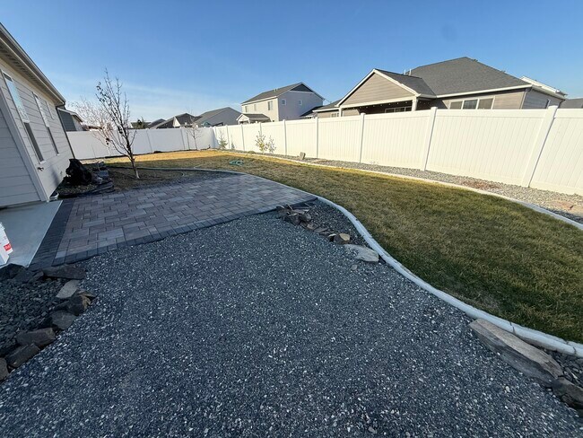 Building Photo - 303 Emerald Ave