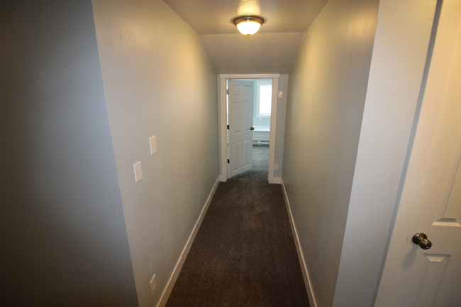 Building Photo - Spacious 3-Bedroom, 2-Bath Apartment for R...