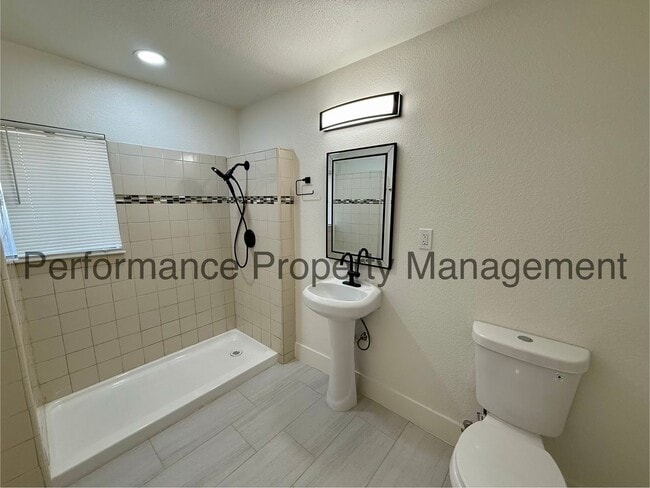 Building Photo - Charming 3 Bed/2 Bath N Bakersfield Home w/ $0 Deposit Option