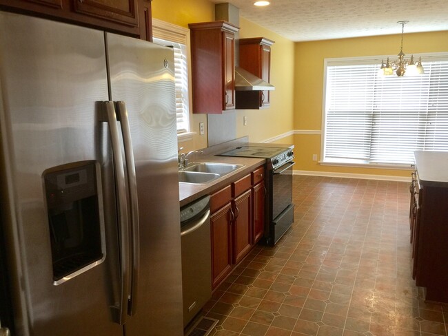Building Photo - Wonderful 3 bed, 2.5 Bath home with back yard!