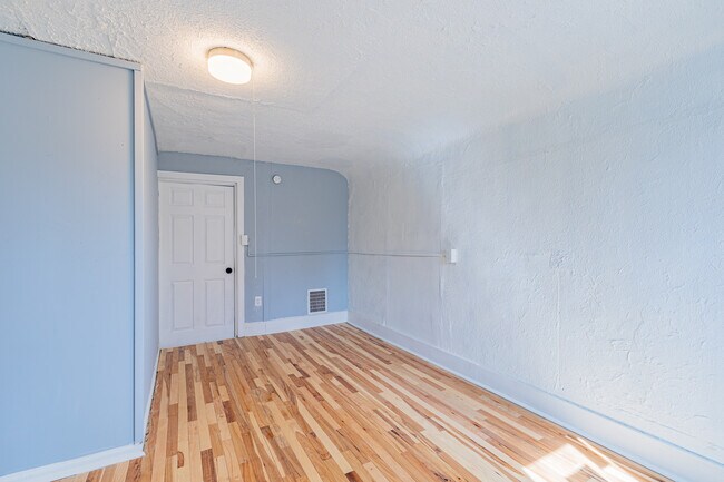 Building Photo - 383 Champlain St