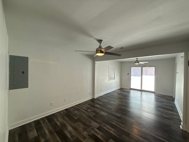 Building Photo - Updated Ranch Home with Luxury features!