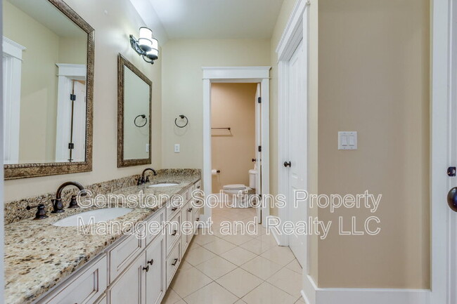 Building Photo - 210 38th Ave N