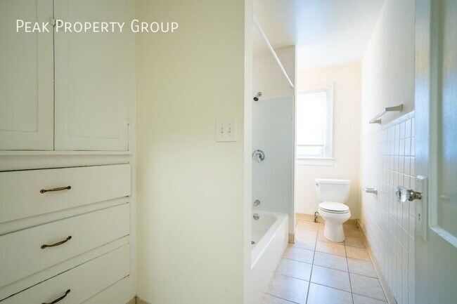 Building Photo - Available in October! Located in Grandview...
