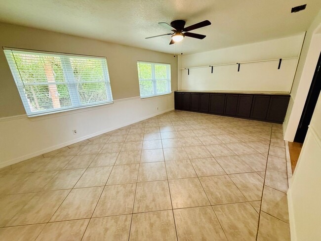 Building Photo - Boater's Dream: 4/2.5/3CG home in exclusiv...