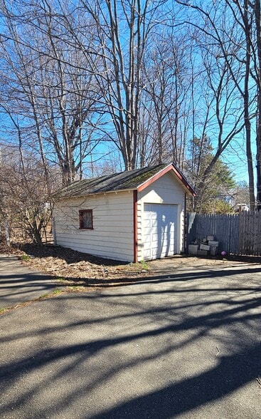 Building Photo - 235 Foxon Rd