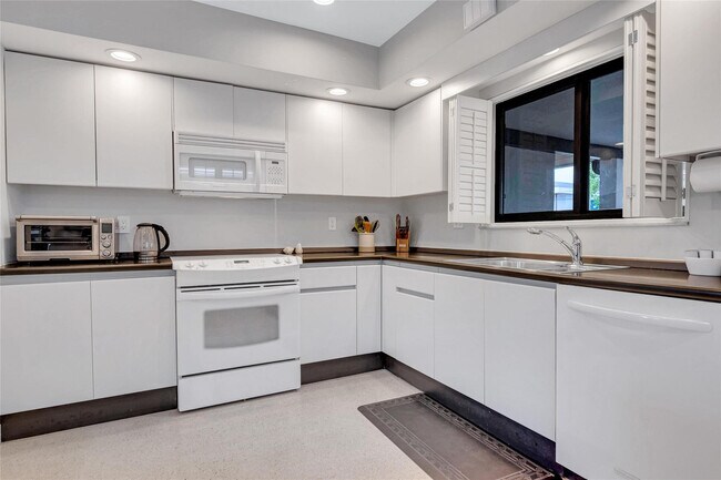 Building Photo - 1950 Harbourview Dr