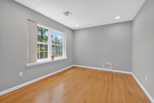 Building Photo - 295 Pinebrook Dr