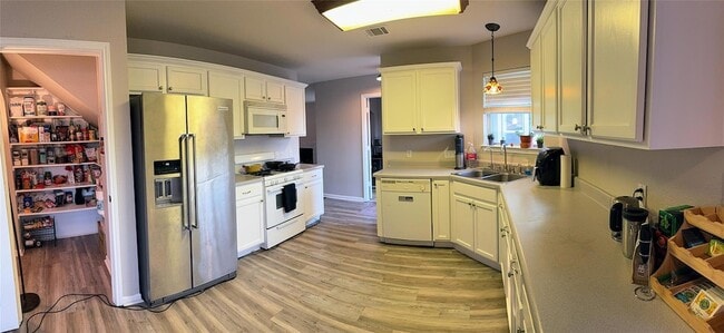 Building Photo - 541 Zebra Dr