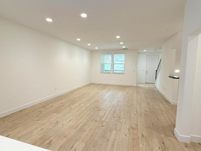 Building Photo - Modern & Luxurious Ryan Terrace Townhouse ...