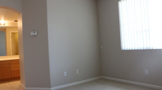 Building Photo - Excellent 2 Bed 2 Bath Town Home