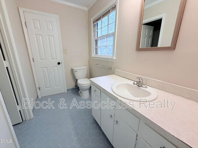Building Photo - 200 Coachman Dr