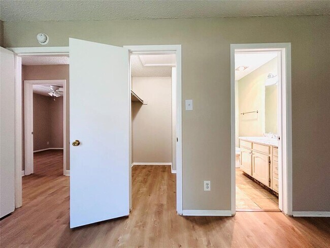 Building Photo - 12300 Deer Falls Dr