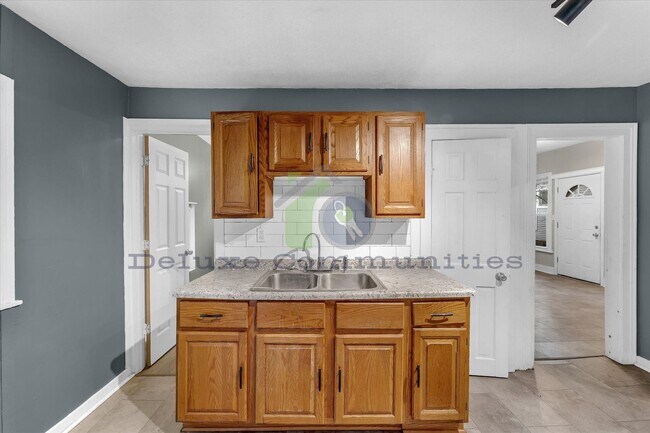 Building Photo - 636 Livingston Ave NE