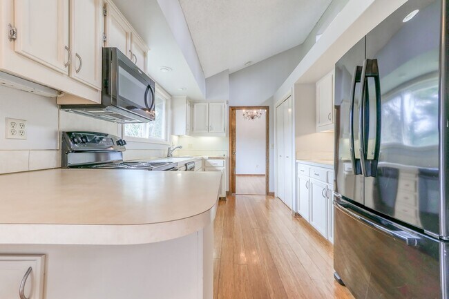 Building Photo - Custom 4BD Salmon Creek Home!