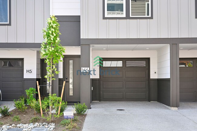 Building Photo - A fabulous 3 bedroom and 3 bathroom house