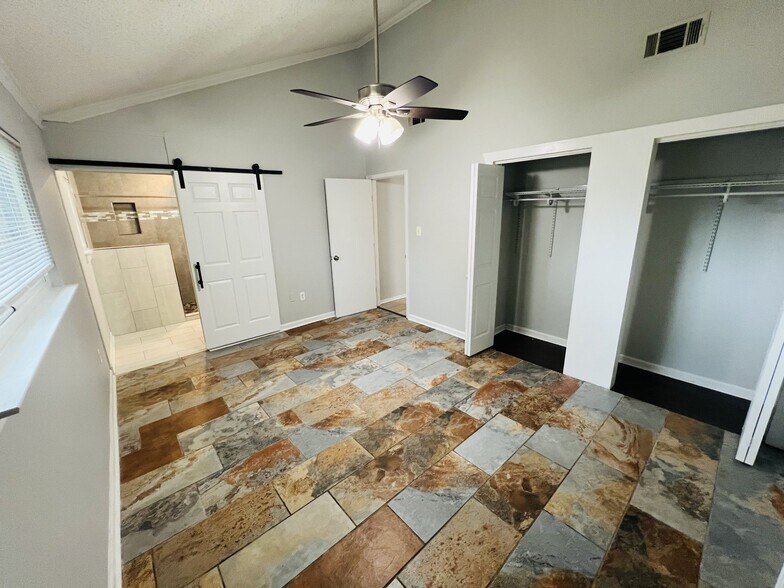 Building Photo - 101 Dante Cir