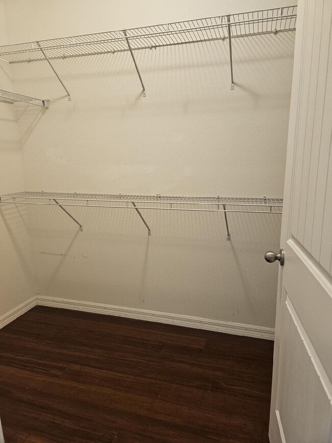 Building Photo - BEAUTIFUL 4 BEDROOM 3 BATH HOME IN THE BEA...