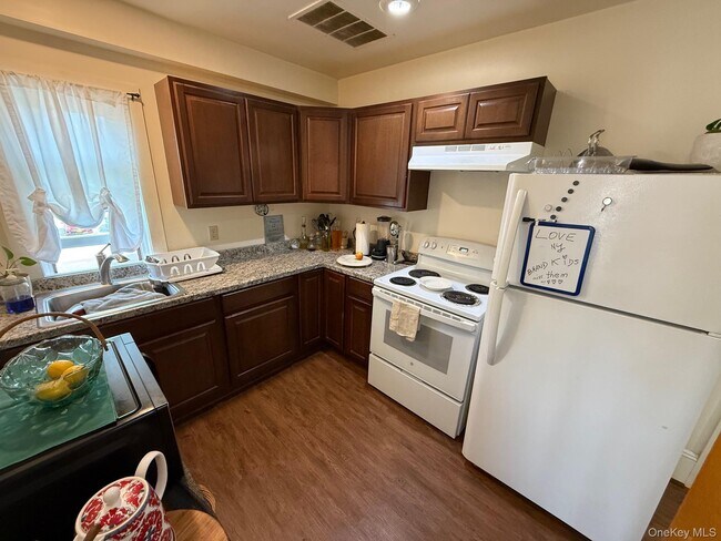 Building Photo - 504 Broadway