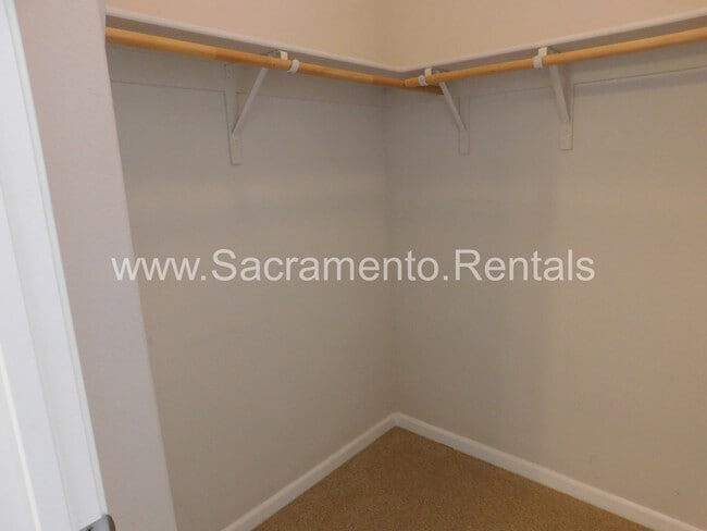 Building Photo - Wonderful 3 bd/2.5 ba Elk Grove Home with 2 Car Garage