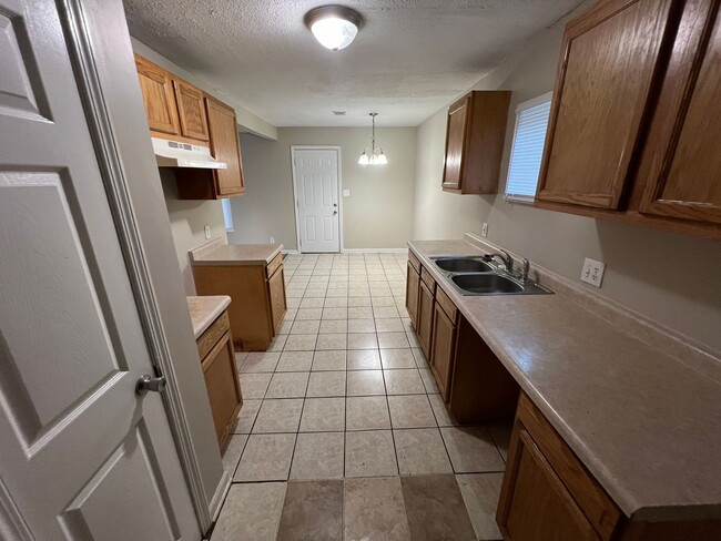 Building Photo - Spacious 3 bedroom 2.5 bath home.