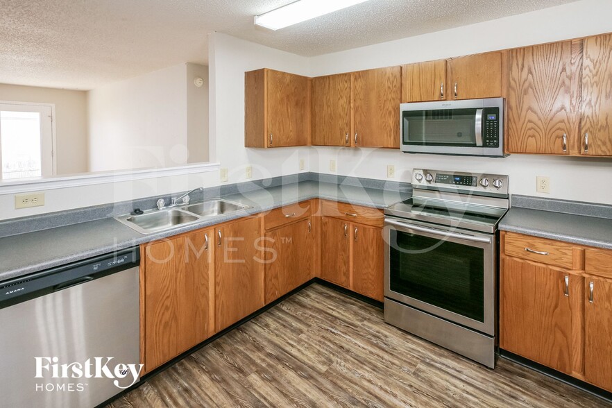 Building Photo - 915 Streamside Dr