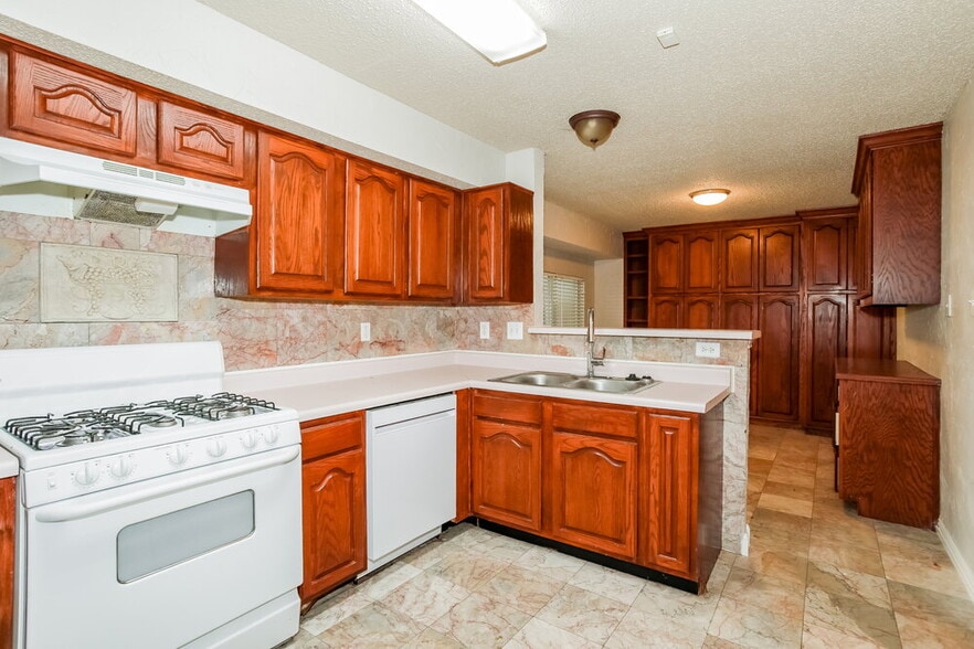 Building Photo - 1808 Rose Cir