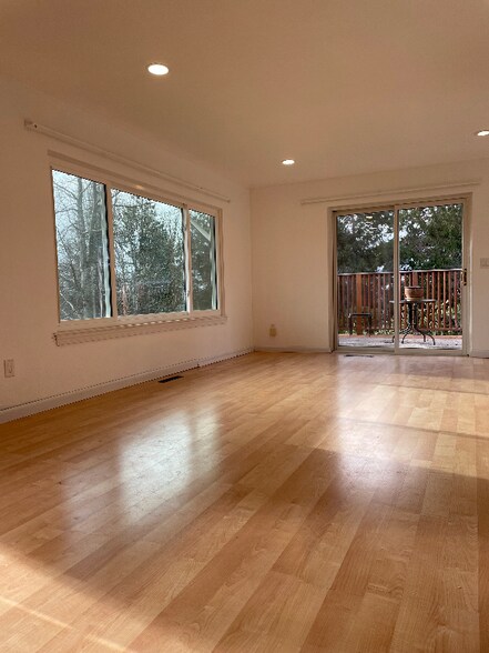 Building Photo - 129 126th St E