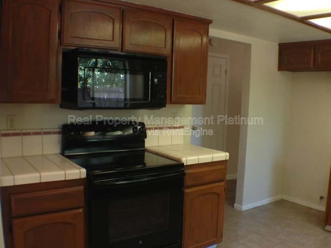 Building Photo - 675 N Claremont Ave