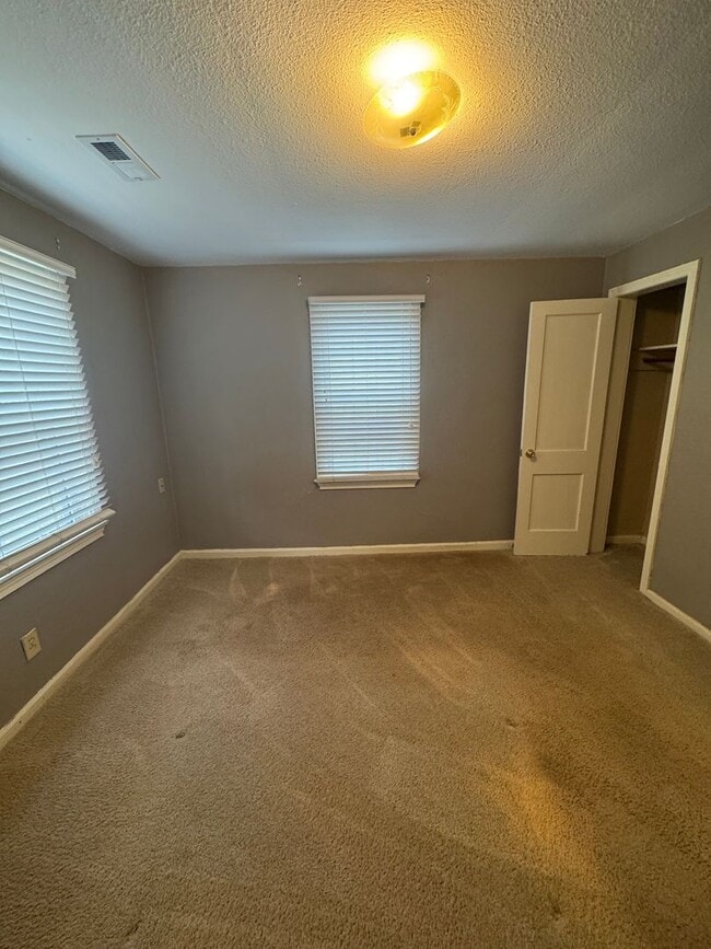 Building Photo - 3 bedroom 1 bathroom house