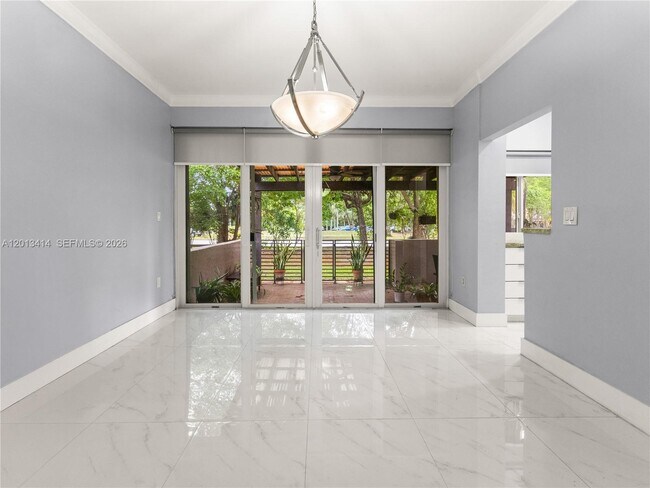 Building Photo - 9133 Fontainebleau Blvd