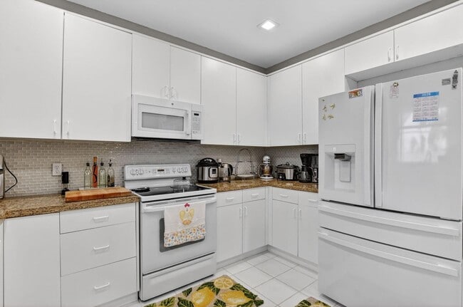 Building Photo - 18280 Coral Isles Dr