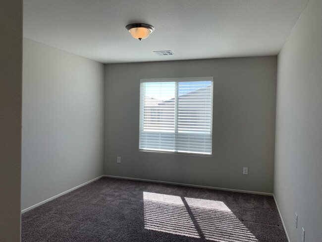 Building Photo - Beautiful 5 bedroom home