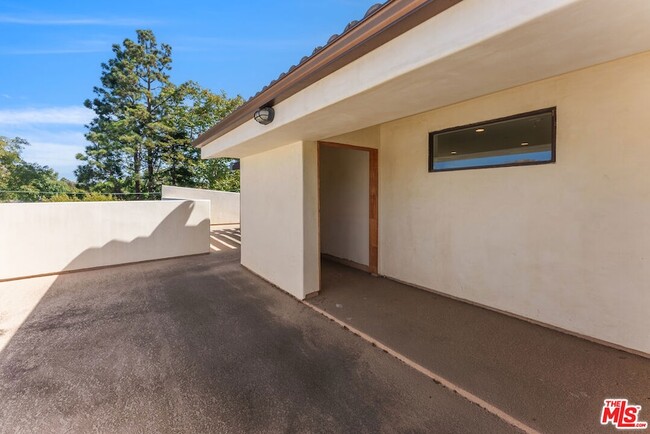 Building Photo - 363 S Saltair Ave